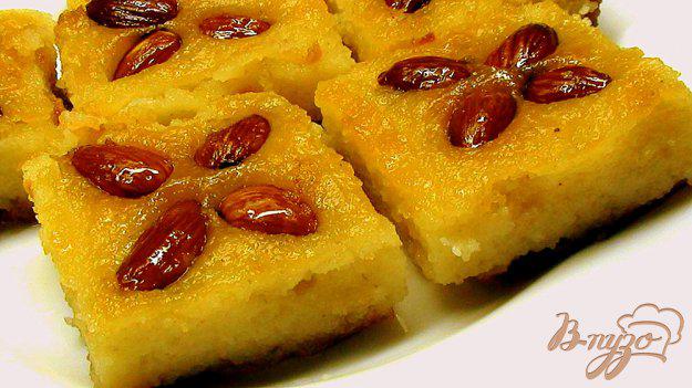 фото рецепта: Десерт из манки с миндалём в сахарном сиропе. «Басбуса»