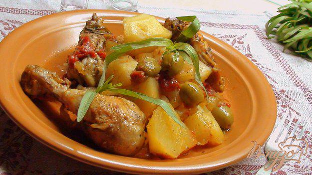 фото рецепта: Курочка с картошечкой, тушённая почти в печи, с оливками и помидорами.