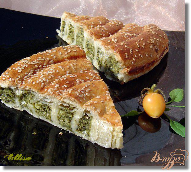 фото рецепта: Полезный пирог cо шпинатом, сыром и овсяными хлопьями