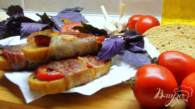 фото рецепта: Брускетте, итальянские гренки с ветчиной и томатами.