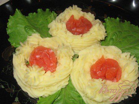 фото рецепта: Картофельные гнездышки с соленой семгой