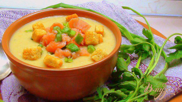 фото рецепта: Суп пюре из чечевицы с копчёной сёмгой, зелёным луком и сухариками.