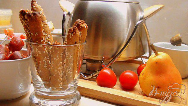 фото рецепта: Гриссини из ржаной муки. Хлебные палочки с жареным луком и тмином.