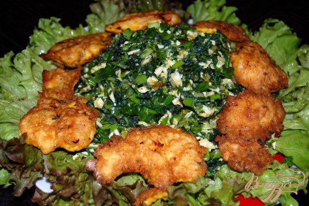 фото рецепта: Зеленый салат с крапивой