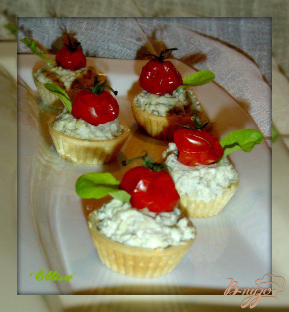 фото рецепта: Закусочные тарталетки с рокфором и помидорами черри