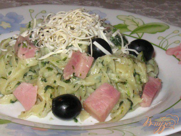 фото рецепта: Лапша со шпинатом и ветчиной