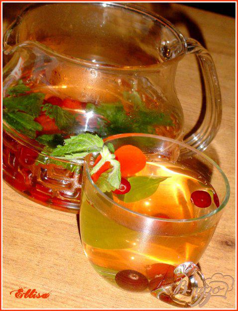 фото рецепта: Зеленый чай с клюквой и мелиссой