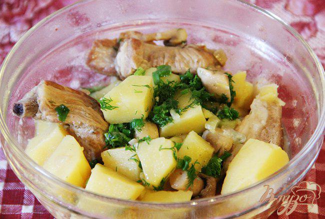 фото рецепта: Тушеные свиные ребрышки с картофелем и грибами