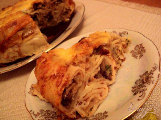 фото рецепта: Блинный пирог с грибами и капустой.