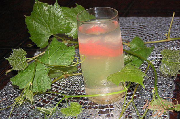 фото рецепта: Освежающий напиток из виноградных листьев