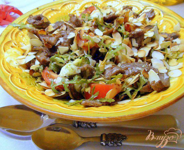 фото рецепта: Тёплый салат с жареной говядиной и миндальными лепестками.