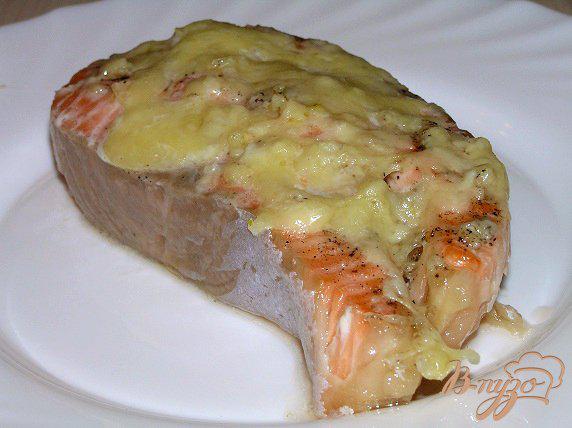 фото рецепта: Стейки лосося с сыром и чесноком