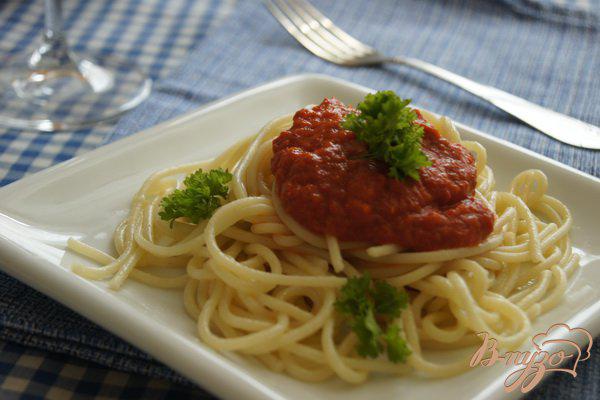 фото рецепта: Спагетти соусом из печеных перцев с помидорами