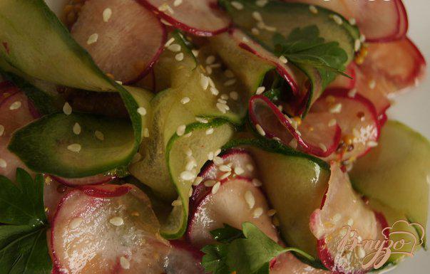 фото рецепта: Салат с редисом и огурцом