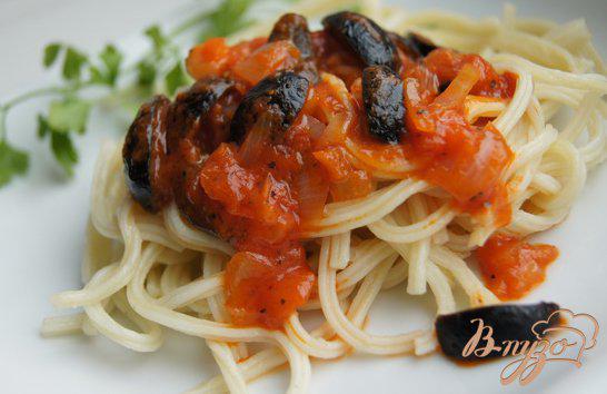 фото рецепта: Спагетти с маслинами в томатном соусе