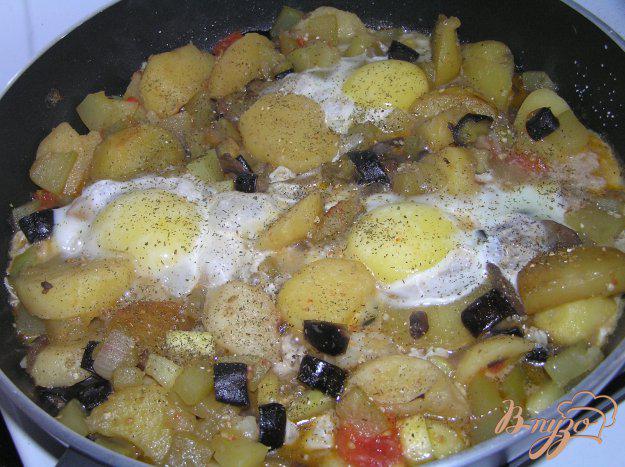 фото рецепта: Овощи с шампиньонами и яичницей-глазуньей