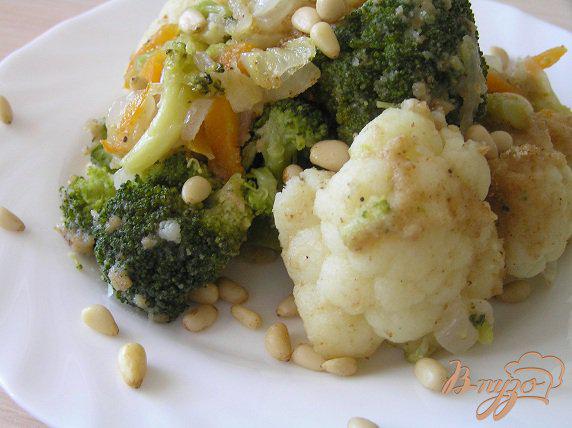 фото рецепта: Брокколи с овощами и кедровыми орешками
