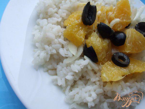 фото рецепта: Апельсиновый салат с маслинами и луком.
