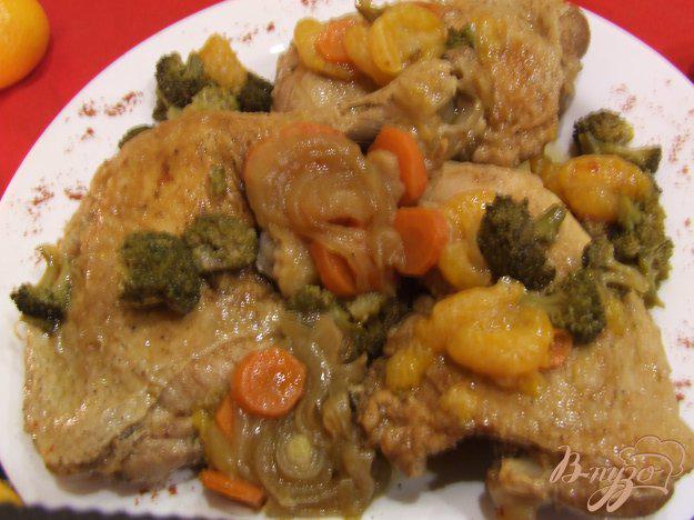фото рецепта: Куриные бедрышки с брокколи и мандаринами