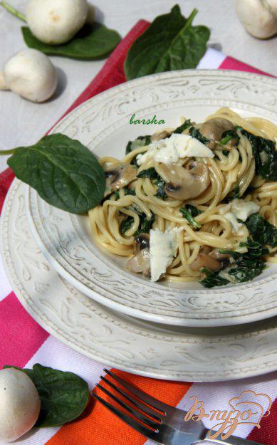 фото рецепта: Спагетти в сливочном соусе с шампиньонами, шпинатом и горгонзолой