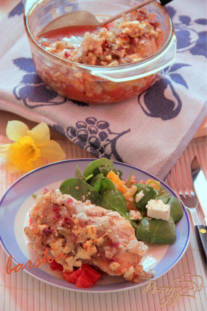 фото рецепта: Куриные грудки на томатной сальсе, под брынзой