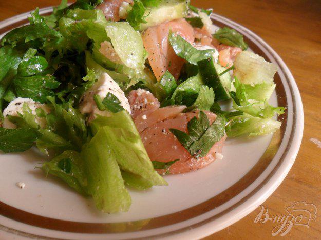фото рецепта: Салат с красной рыбой и сыром.