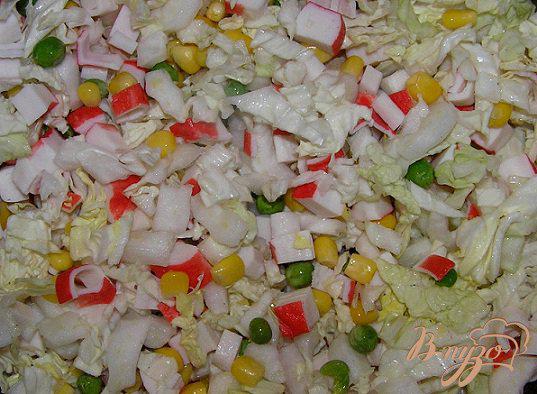 фото рецепта: Салат с пекинской капустой и крабовыми палочками