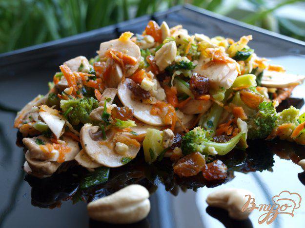 фото рецепта: Салат с брокколи и сырыми шампиньонами