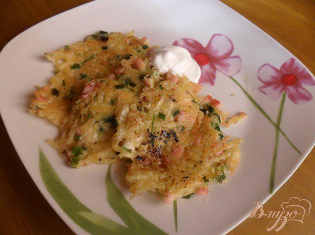 фото рецепта: Картофельные оладьи с ветчиной и сыром