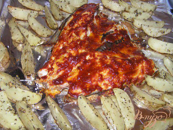фото рецепта: Запеченный толстолобик, под томатным соусом, с ароматным картофелем