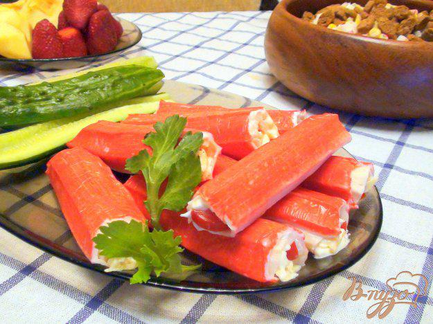 фото рецепта: Рулетики из крабовых палочек с сыром и помидорами.
