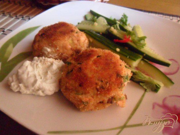 фото рецепта: Котлеты из лосося с кремом васаби и салатом из огурцов