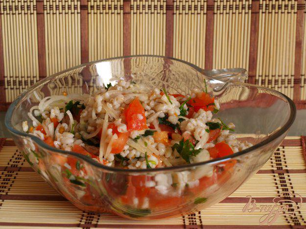 фото рецепта: Сытный салат с перловкой и помидорами
