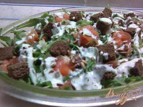 фото рецепта: Зелёный салат с сёмгой и гренками под «Зелёным соусом».