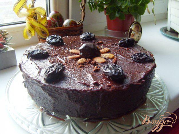 фото рецепта: Шоколадный торт с черносливом и миндалем