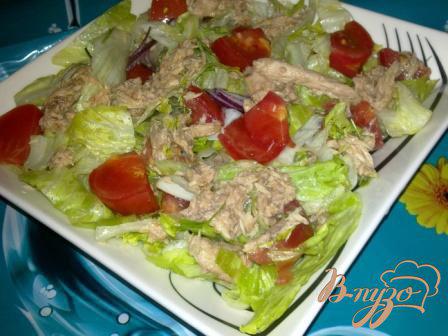 фото рецепта: Салат с айсбергом помидорами и тунцом