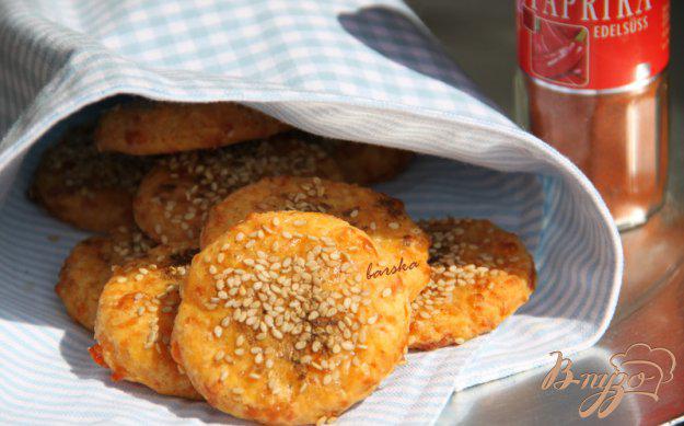 фото рецепта: Закусочное сырное печенье с паприкой и приправами