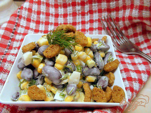 фото рецепта: Салат с фасолью, кукурузой и сухариками.
