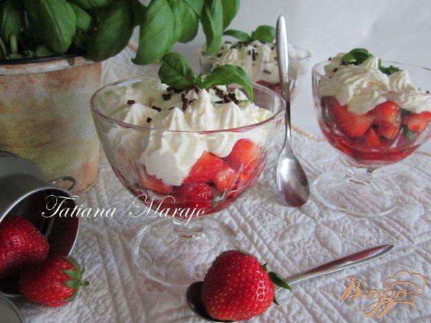 фото рецепта: Десерт «Клубника и базилик»