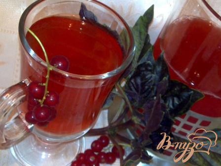 фото рецепта: Ягодный напиток с базиликом и мятой