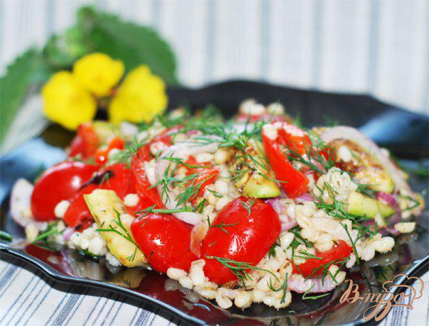 фото рецепта: Тeплый салат из перловки с овощами.
