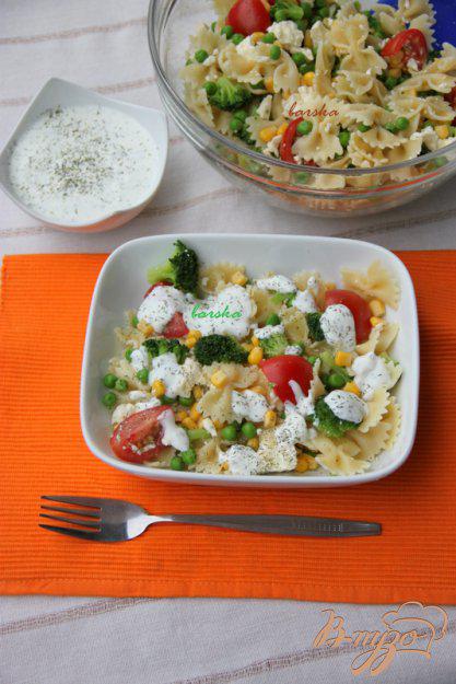 фото рецепта: Холодный салат с фарфалле, овощами и йогуртовой заправкой