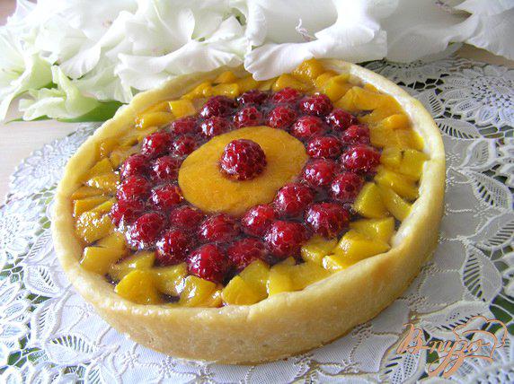 фото рецепта: Малиновый пирог с персиком и вишней