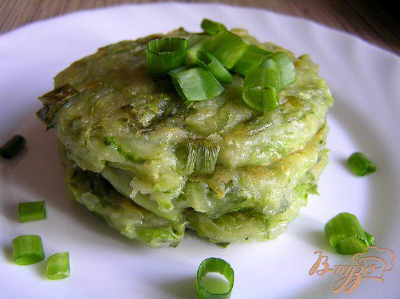 фото рецепта: Кабачковые оладьи с зеленым луком