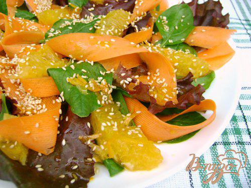 фото рецепта: Салат «Яркое лето» со шпинатом, морковью и апельсином