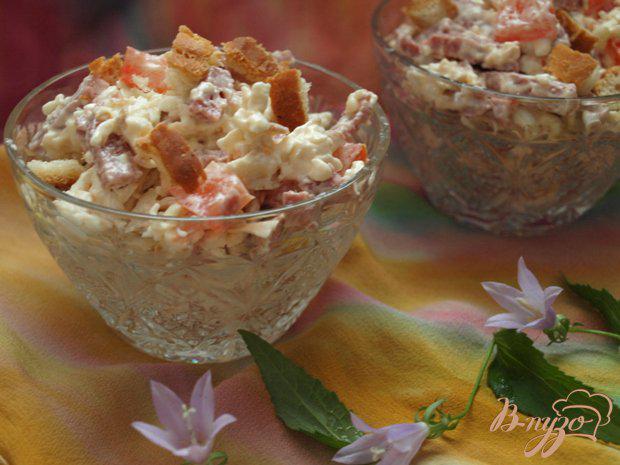 фото рецепта: Салат с колбасным сыром и сухариками
