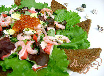 фото рецепта: Салат «Нептун» с листьями салата, морепродуктами и красной икрой