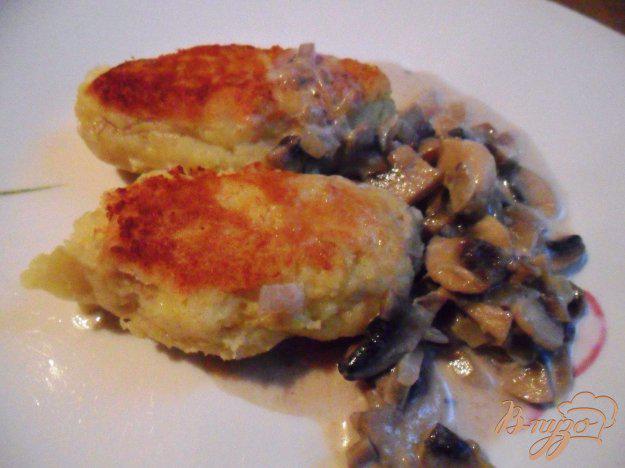 фото рецепта: Картофельные зразы с грибами и грибным соусом