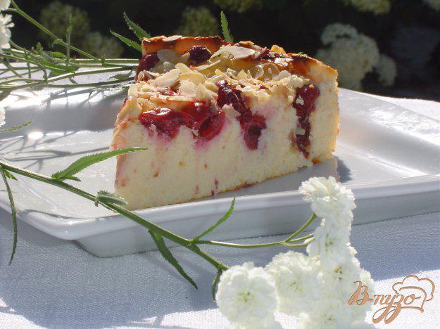 фото рецепта: Вишнево-творожный пирог с миндалем