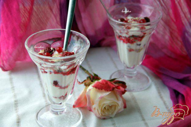 фото рецепта: Творожный десерт с ягодами и овсяными хлопьями